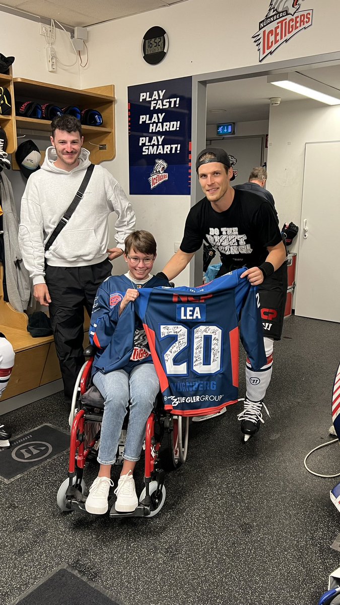 RomanHorlamus's tweet photo. Update: Wir konnten Lea heute ihren Wunsch erfüllen. Sie durfte die Starting Six fürs Spiel bestimmen und mit den Trainern in die Kabine gehen, wo ihr Lineup von @manuelkofler49 vorgetragen wurde. Marcus Weber hat ihr noch ein von allen unterschriebenes Trikot überreicht. https://t.co/IwZLi8Gk8r