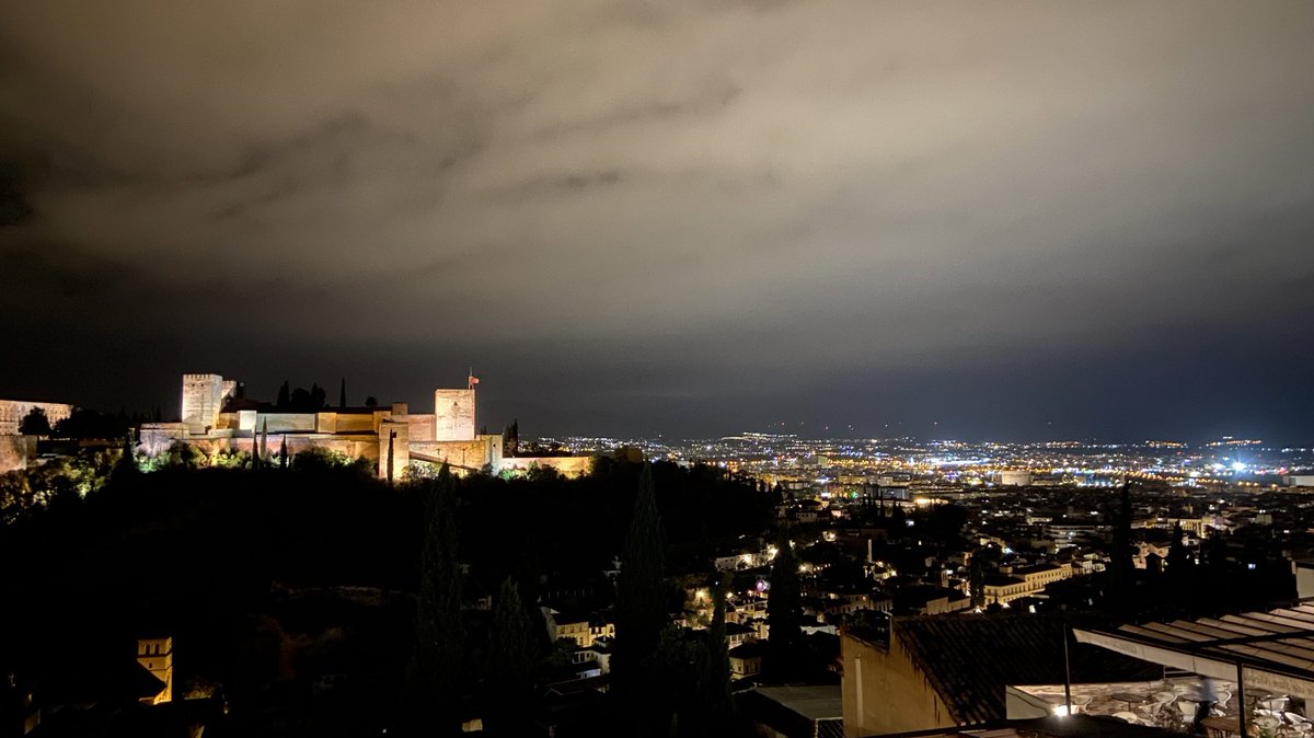 Samuel_MR17's tweet image. Siempre son un gusto los paseos nocturnos por esta ciudad, más si cabe tras las primeras lluvias de la temporada, que por esta urbe han sido discretas y sin daño alguno. También estrenamos manga larga; de agradecer este fresco tras un horrendo verano. Buenas noches y feliz semana