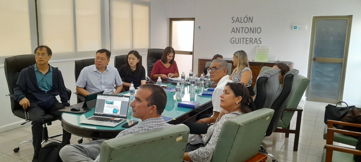 Líder de línea de investigación de Bioquímica y Biología Molecular de <a href="/CIDEM_Cuba/">CIDEMCuba</a>, presenta los proyectos innovadores CIDEM-501 y 503 a la empresa china Shandong Lukang Pharmaceutical para identificar oportunidades de negocios. <a href="/AlejandroSal2/">Alejandro Saúl</a> <a href="/EdMartDiaz/">Eduardo Martínez Díaz</a> <a href="/CarreraBcf/">Santiago Dueñas Carrera</a> <a href="/BioCubaFarma/">BioCubaFarma</a>