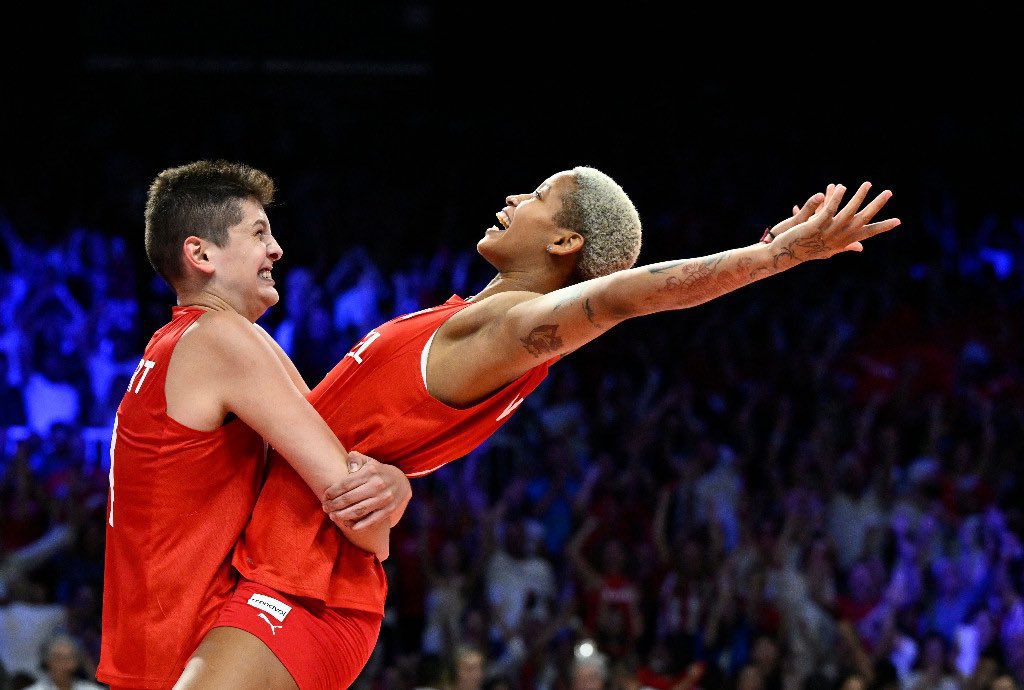 Avrupa Şampiyonuyuz 🇹🇷😍👏🙏💪💃
Cumhuriyetimizin 100. yılında Cumhuriyetin kadınları kazandı 🇹🇷❤️