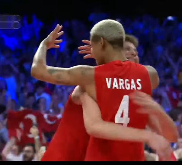 Temmzvolley's tweet photo. Ebrar Kararkurt ve Melissa Vargas'ın şampiyonluk sevinci 😍😍😍

#FİleninSultanları  #EuroVOlley2023 https://t.co/ZFFIVPKP9R