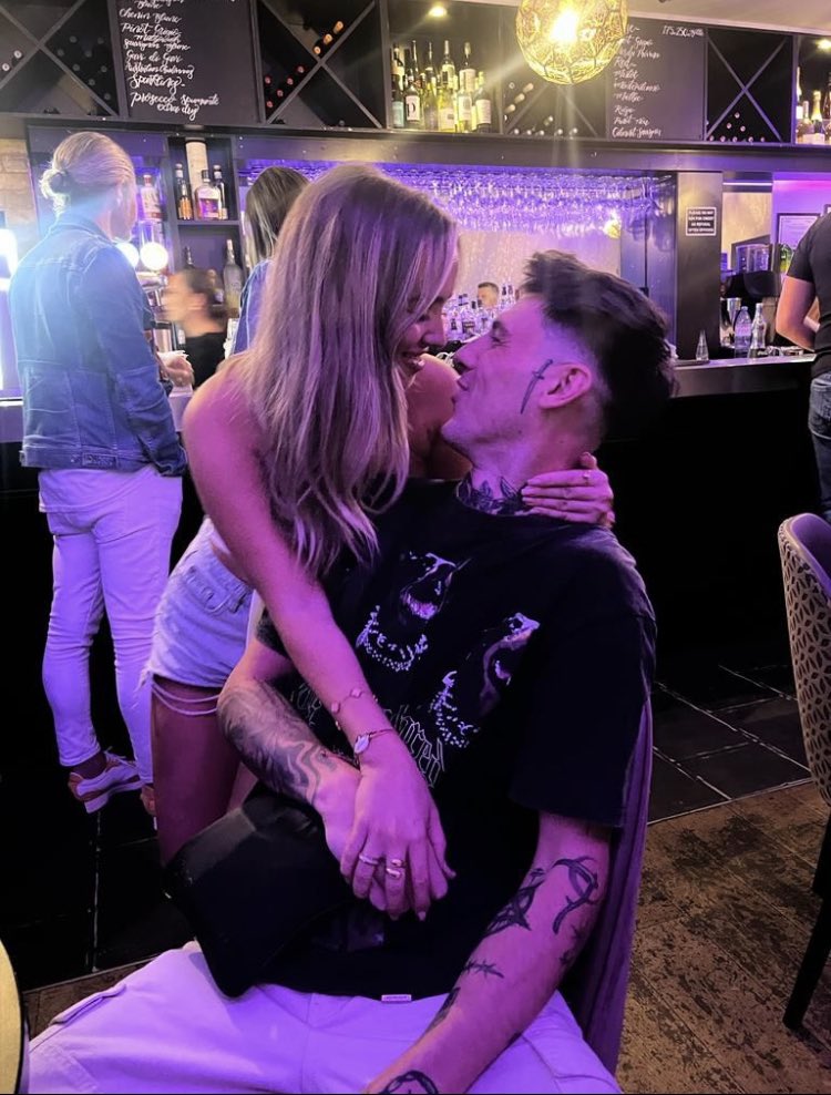 EllisMac99's tweet photo. @summerlilley The key to a happy relationship https://t.co/kQ89azEcSO