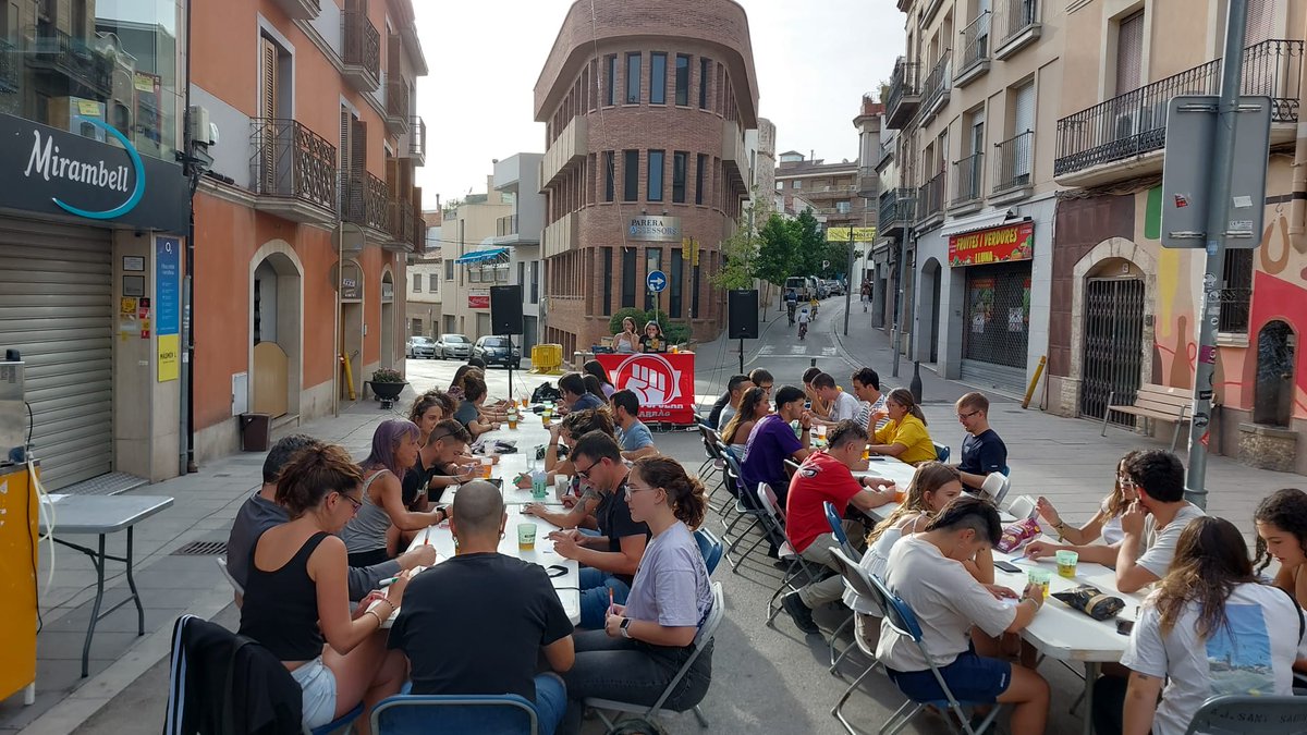 CPelCarras's tweet photo. 🌟 Èxit a la desena edició de les #FiFPopulars 

🎉 Moltíssimes gràcies a tothom qui ha passat als diversos actes que hem organitzat.

✊🏼 La lluita per una cultura alternativa, autogestionada i conscient a Sant Sadurní no s'acaba. Seguim! https://t.co/ItR9T4XDCj