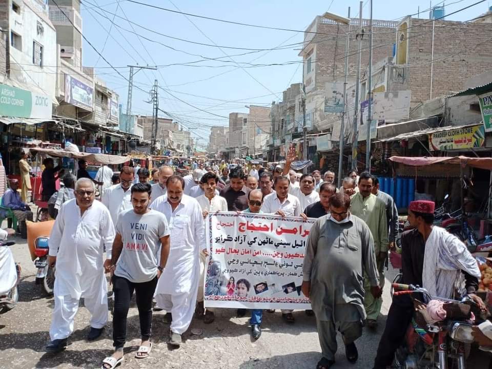 ManeshKhatri2's tweet photo. Hindu community in Panoaqil, Sindh, has been protesting for to demand action against kidnappers &amp; recover all hostages.The Pakistan government's silence is concerning,and the Sindh government's threats to protestors are unacceptable.  #KashmorProtest #MinorityRights #HumanRights https://t.co/n9AUNJedJD