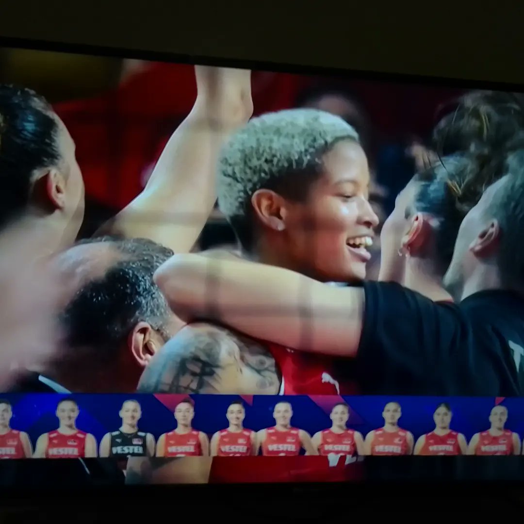 odtu_md's tweet photo. Gururla, heyecanla, sevinçle... 
Tebrikler Türkiye'nin kadınları...
#Voleybol #FileninSultanlari https://t.co/WyVpmN9N8p