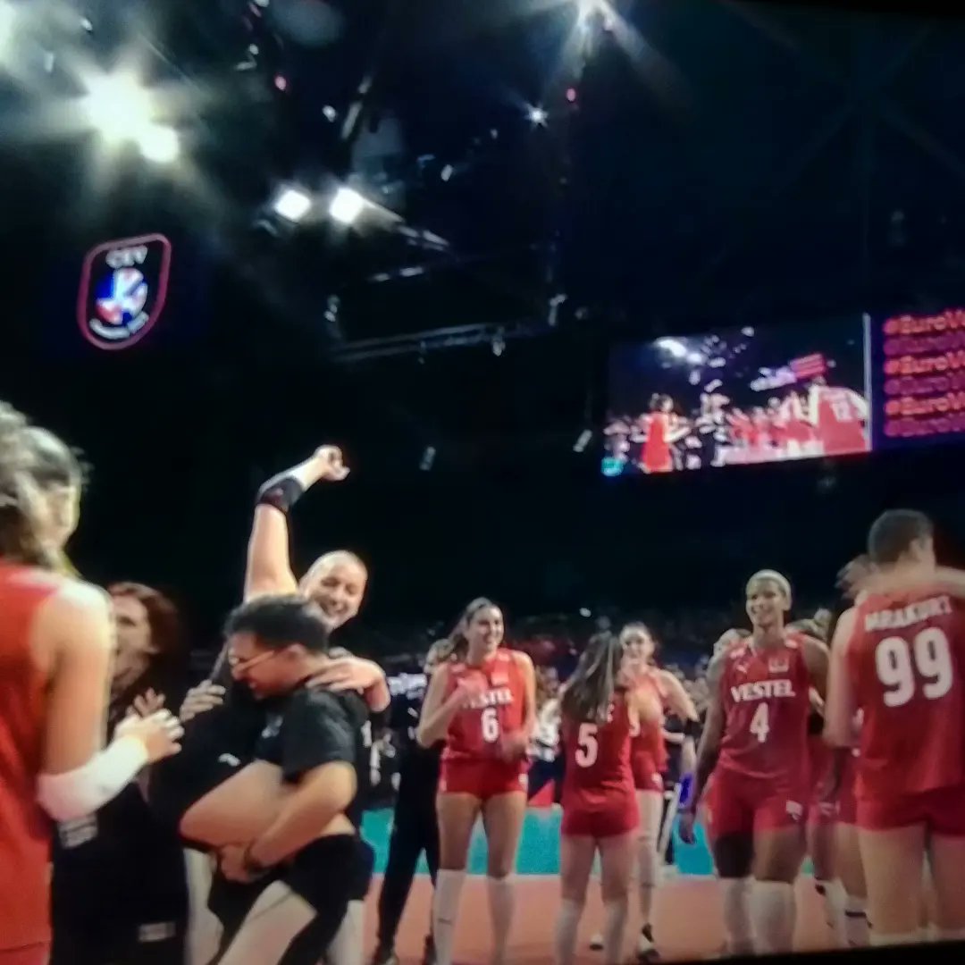 odtu_md's tweet photo. Gururla, heyecanla, sevinçle... 
Tebrikler Türkiye'nin kadınları...
#Voleybol #FileninSultanlari https://t.co/WyVpmN9N8p