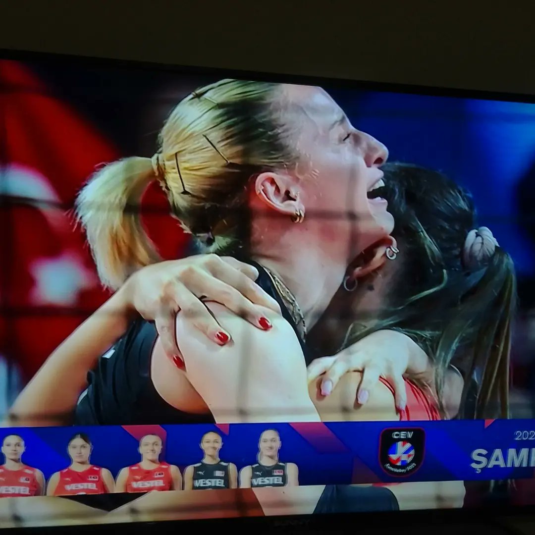 odtu_md's tweet photo. Gururla, heyecanla, sevinçle... 
Tebrikler Türkiye'nin kadınları...
#Voleybol #FileninSultanlari https://t.co/WyVpmN9N8p