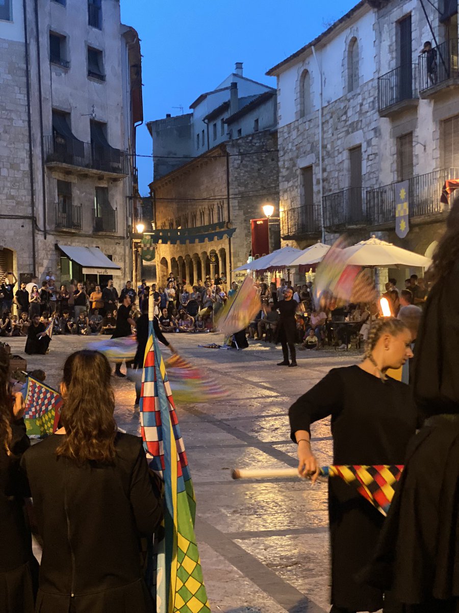 lluisguino's tweet photo. Acte final #BesalúMedieval2023 amb tots els participants: #abanderats, #excalibur teatre d’acció, @Almacubrae, #atrapats #BesalúSempre
Gràcies per ser-hi i fins l’any vinent! https://t.co/vEXFLMbeSs
