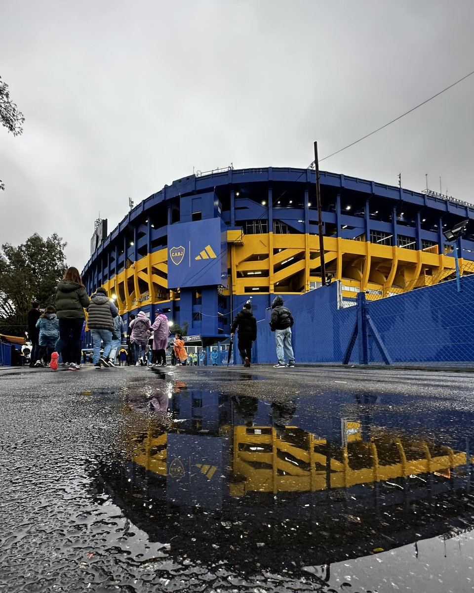 BocaJrsOficial's tweet photo. ¡Estamos! ⛈️⚽️

#DaleBoca 🔵🟡🔵 https://t.co/4q7NZxUFsw