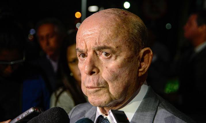 vinicios_betiol's tweet photo. AS VOLTAS DA VIDA: esta semana faleceu o ex-governador interino do Rio de Janeiro, Francisco Dornelles. Não estou aqui para comentar especificamente o ocorrido, já que estou indiferente a isso. O que realmente tem de importante nessa história é que no período em que ele e o Pezão revezaram no governo do estado, diversos servidores públicos ficaram sem salário, inclusive os professores da UERJ. Nesse período o meu orientador na UERJ, o grande Andrelino Campos, passou por dificuldades financeiras e perdeu o plano de saúde. Justamente quando estava sem plano, ficou doente e precisou do atendimento de saúde. Na UPA ficou abandonado em um corredor, inicialmente teve uma perna amputada e depois acabou falecendo. O Andrelino foi vítima dos gestores públicos do RJ por duas vezes. Primeiro quando atrasaram o seu salário e depois quando não o entregaram o serviço de saúde adequado. O que eu posso esperar é que essa juventude do RJ gere mais Andrelinos e menos Dornelles. Esta semana o Dornelles se foi. O que ficou do seu legado? Não enxergo absolutamente nada de positivo. Enquanto isso, o Andrelino deixou toda a sua produção acadêmica que inspira cientistas sociais de todas as áreas, além de inúmeros ex-alunos, firmes na luta pelas pessoas de periferia. Andrelino, presente!