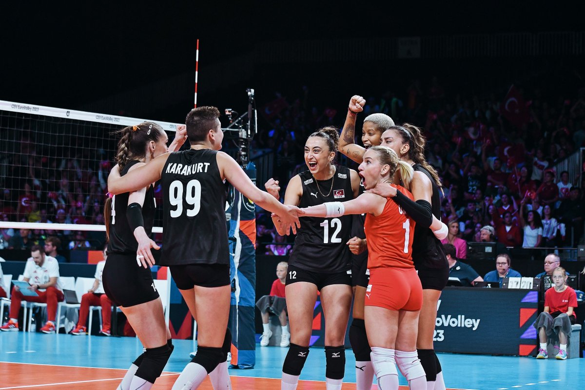 🇹🇷 Bir Türk milli takımı, dünyanın zirvesinde. Hem de Avrupa şampiyonu olarak.

İnanılmaz bir gurur.