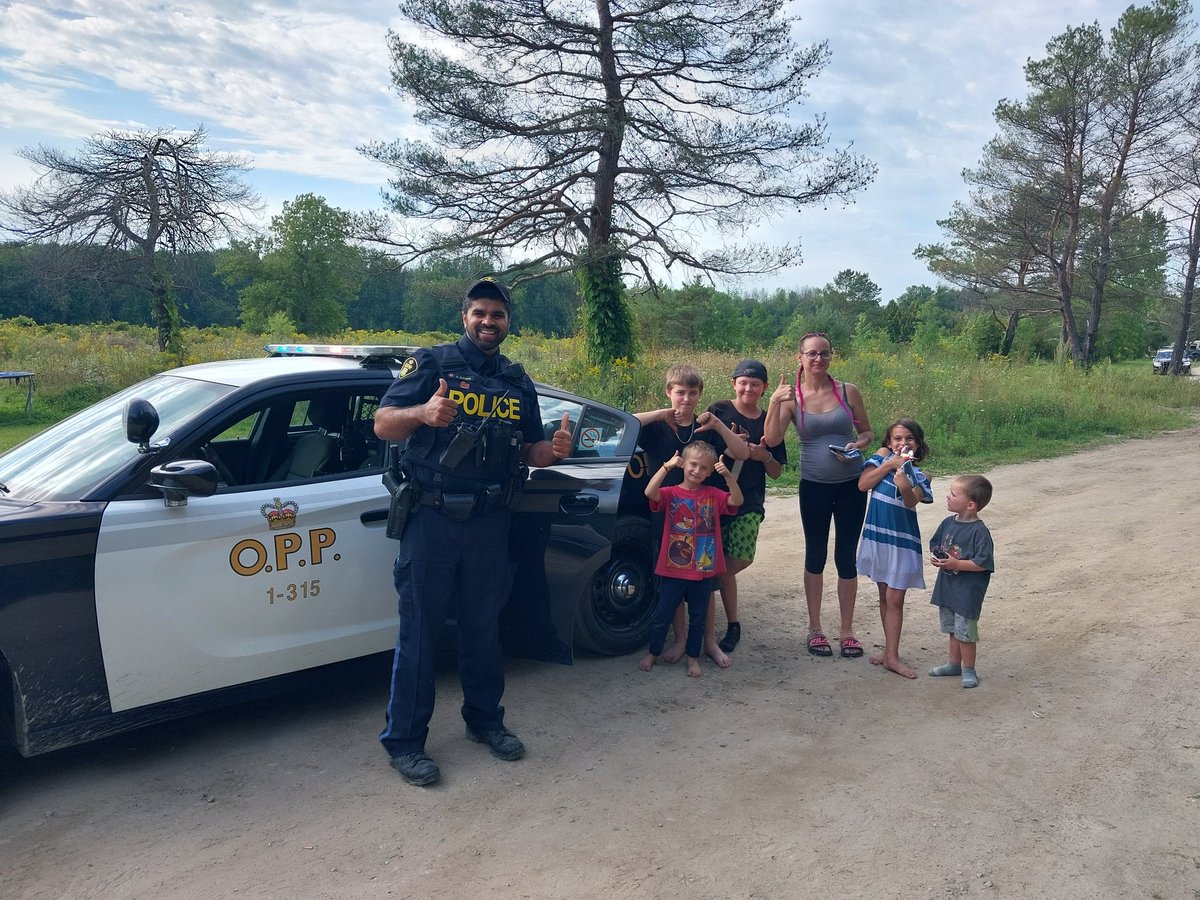 OPP_CR's tweet photo. #NottyOPP officer PC Bhamber out giving some #positivetickets to the residents of Angus. Beautiful day to cool yourself with a Circle K Canada froster.^bb
#communityengagement https://t.co/Ej470yKLke