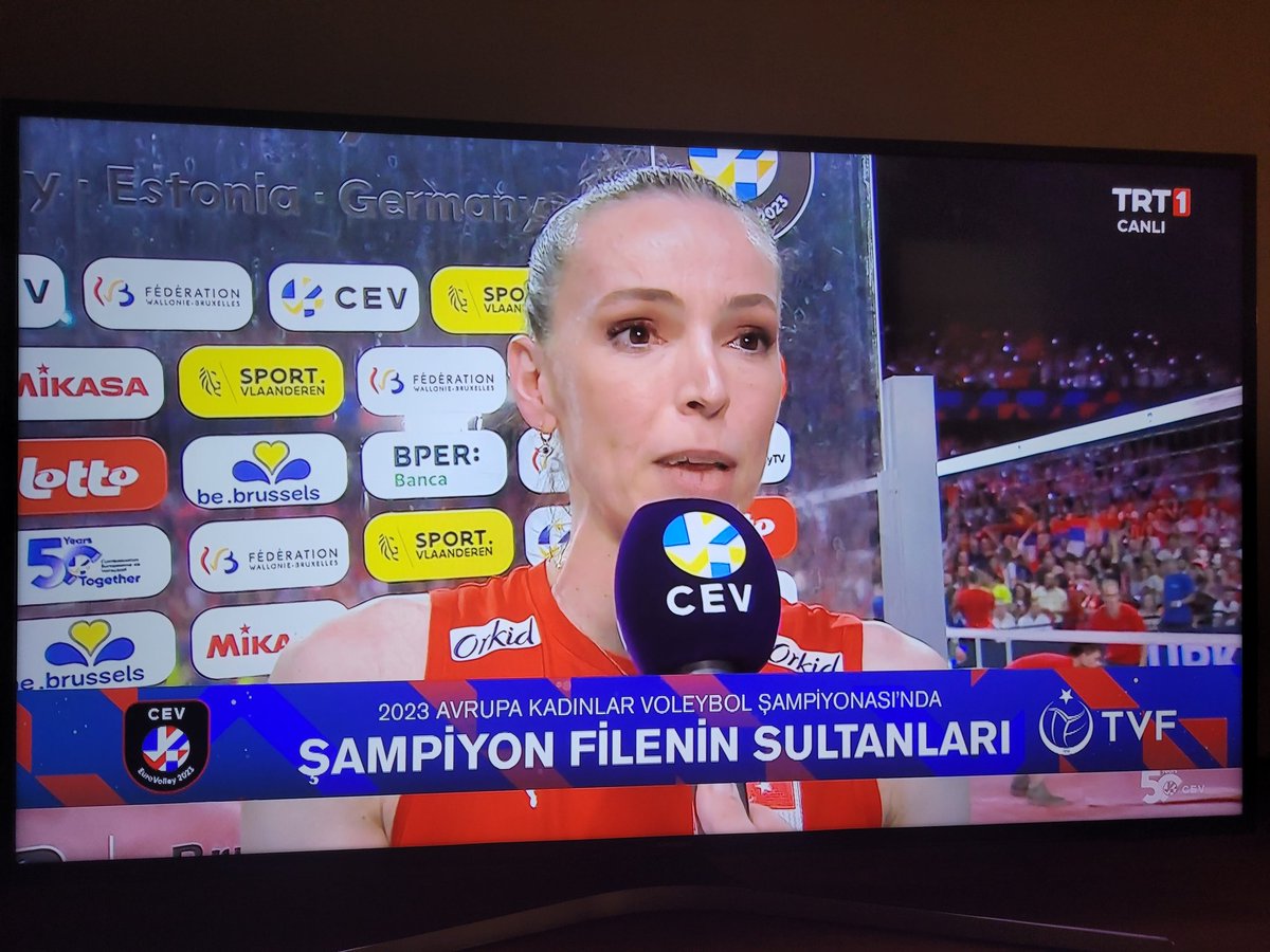 overseas_0's tweet photo. Cumhuriyetimizin 100. Yıl hediyesi bu. Cumhuriyet kızları, dunyanin en guzel takımı...#FileninSultanlari https://t.co/jWEj1kYttG