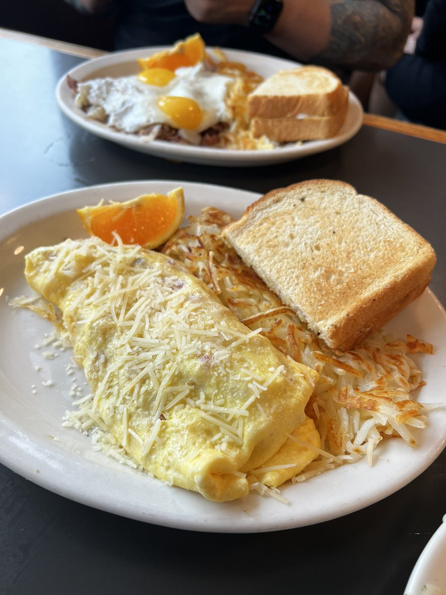 1MP05TER's tweet photo. Got to do a quick visit to #pikesplace market since everything was mostly closed the previous night. Got to enjoy a breakfast of clam chowder and crab omlet from Lowellโs before heading back home. https://t.co/DjxeXLkaSM