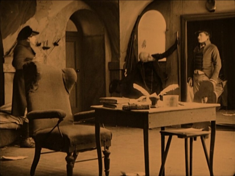 VaguesOfLeon's tweet photo. EL ESTUDIANTE DE PRAGA 1913
Stellan Rye 
Vi esta estupenda película de terror, tuve 2 escenas favoritas, la tirada de cartas y cuando la condesa se da cuenta de que el estudiante no tiene reflejo en el espejo. ♥️ https://t.co/c1YfSUIyuw