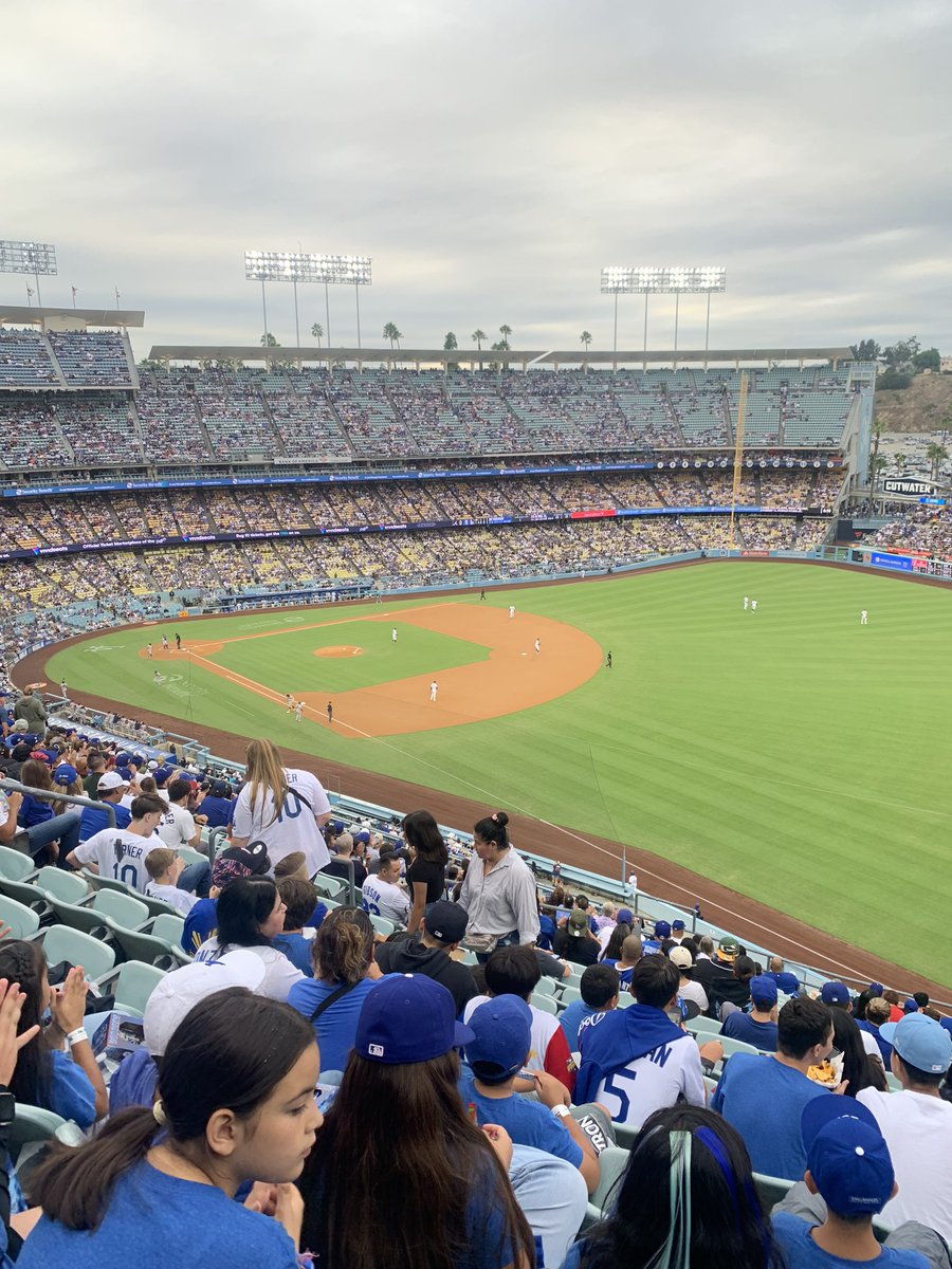 JohnstonNLMUSD's tweet photo. 3-5 grade students who were on time for the first 5 days of school participated in a raffle. The winners received a #Dodgers ticket, a #K4DB shirt, transportation to the game, and a meal voucher. Thank you @Dodgers for making our students feel like VIPs! #HereToPlay https://t.co/m1efEpPPJq
