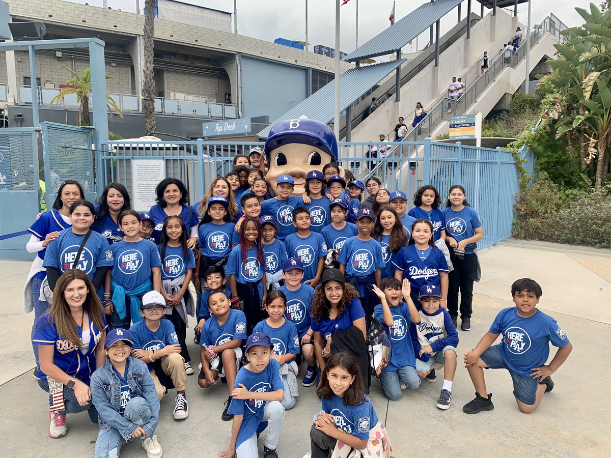 JohnstonNLMUSD's tweet photo. 3-5 grade students who were on time for the first 5 days of school participated in a raffle. The winners received a #Dodgers ticket, a #K4DB shirt, transportation to the game, and a meal voucher. Thank you @Dodgers for making our students feel like VIPs! #HereToPlay https://t.co/m1efEpPPJq