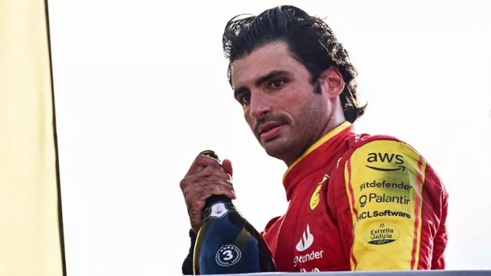 AstonF1Spain's tweet photo. Informa #LaStampa que a Carlos Sainz le han intentado robar su reloj valorado en 500.000€ después de la carrera en Monza al salir del Hotel Armani.  

Carlos salió a correr detrás de los ladrones junto a su guardaespaldas cuando le quitaron el reloj y el madrileño consiguió capturarlos bloqueándolos en la calle Montenapoleone.

Cojones de toro dentro y fuera de la pista!

#F1 #ItalianGP