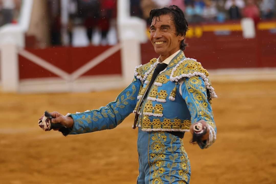 CurroDiazOf's tweet photo. Cuatro orejas en Daimiel. ¡¡Qué gozada compartirlo con vosotros!!!

Y con toros de @victorinotoros. https://t.co/4Ubx4Fgcoo