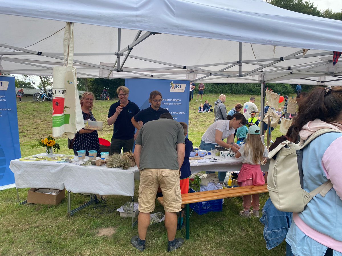 anne_zaar's tweet photo. Kleiner Eindruck vom heutigen Park- und Seefest in Groß Lüsewitz. Viele Besucherinnen und Besucher kamen an den JKI-Stand und stellten ihr Wissen beim Saatgut- und Ährenquiz unter Beweis. Zudem wurde fleißig am Glücksrad gedreht und die Blattfarbstoffen analysiert.
@JKI_Bund https://t.co/ACkKBUZjCK