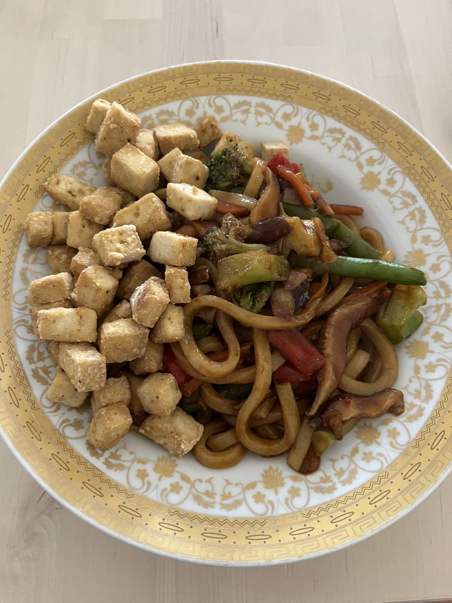 Jinguin15's tweet image. #whatieat# yaki udon with crispy tofu, stir fried homegrown oyster mushrooms with green peppers over brown rice and quinoa