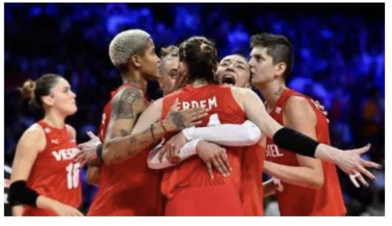 demetsagiroglu's tweet photo. Neredeyse 10 senedir en mutlu olduğum andayım sanırım. 🎈🎉😀Teşekkürler Filenin sultanları, çok teşekkürler.. 🙏🏻👏🏻👏🏻 Türk kadınlarının gücünü dünya’ya namağlup kanıtladınız. Buna çok ihtiyacımız vardı.🇹🇷🧿 #FileninSultanlari ✨ #2023 CEV Avrupa Şampiyonası #EuroVolley2023 🏆 https://t.co/uhL5ybPRy4
