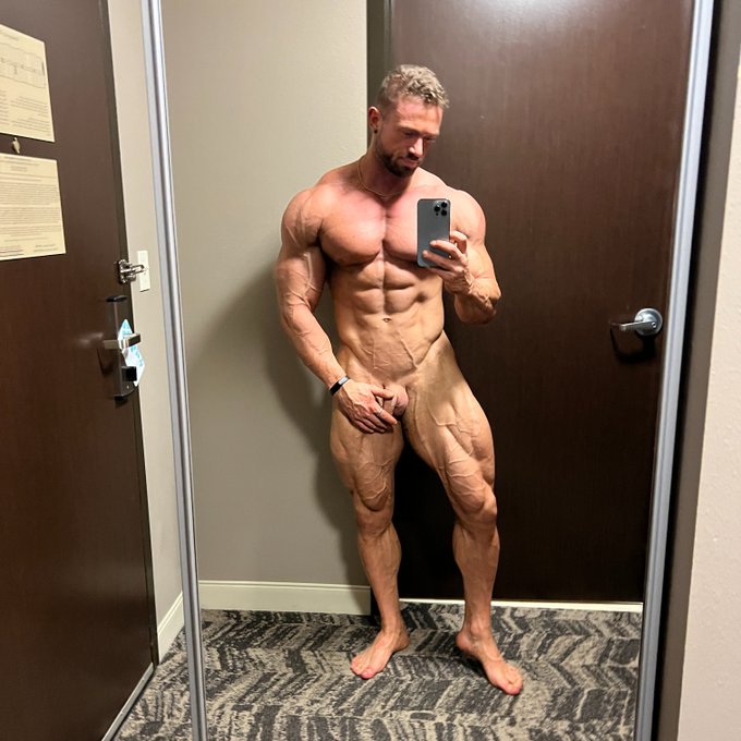 Retweet and I'll send it without the hand 😏😜 https://t.co/CgqAqA3Jzw