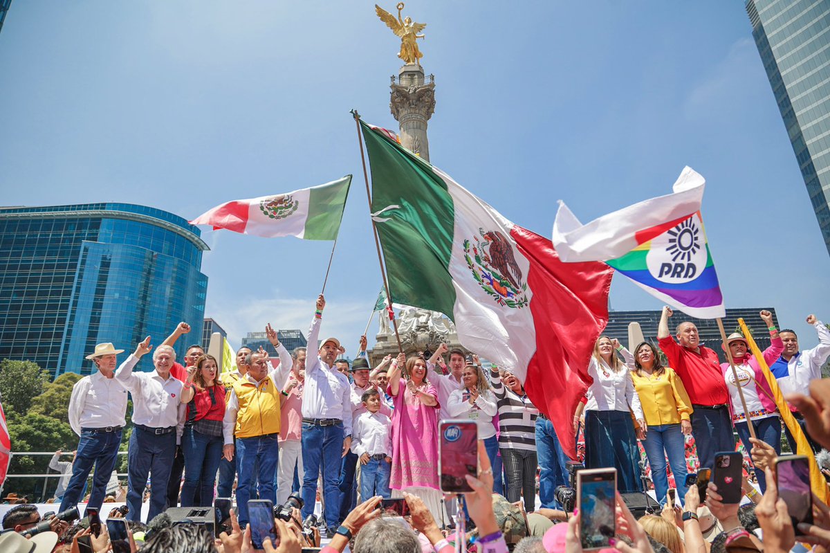 MayeliRuizO's tweet photo. Estoy segura de que en 2024, con el apoyo de la Sociedad Civil, Organizaciones y los partidos de la Alianza, con Xóchitl al frente, vamos a ganar la presidencia y recuperar el rumbo del país porque 

#SiHayDeOtra 
#XóchitlVa 
#LaVictoriaEsNueXtra
 #TodXSomoX
#GenteLindaMH https://t.co/pNZV2X3c0o