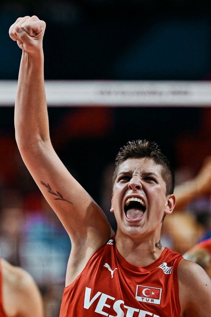 İnsanlarla bu kadar uğraşırsanız zaferlerini size karşı kazanırlar. Şimdi gözyaşlarınızı yastığınıza akıtın. #FileninSultanlari 
#EbrarKarakurt