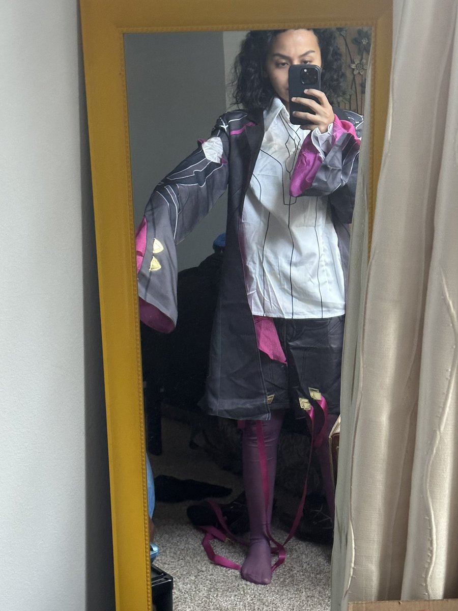 illuminattie_'s tweet photo. EZ Cosplay sucks so bad and I have no idea what to do with this costume that doesn’t even remotely fit me. They’re only offering a 20% refund for the cost “for tailoring” (you can’t tailor this much fabric off without loosing detail) I had content to film this is so frustrating https://t.co/80OvlZd7et