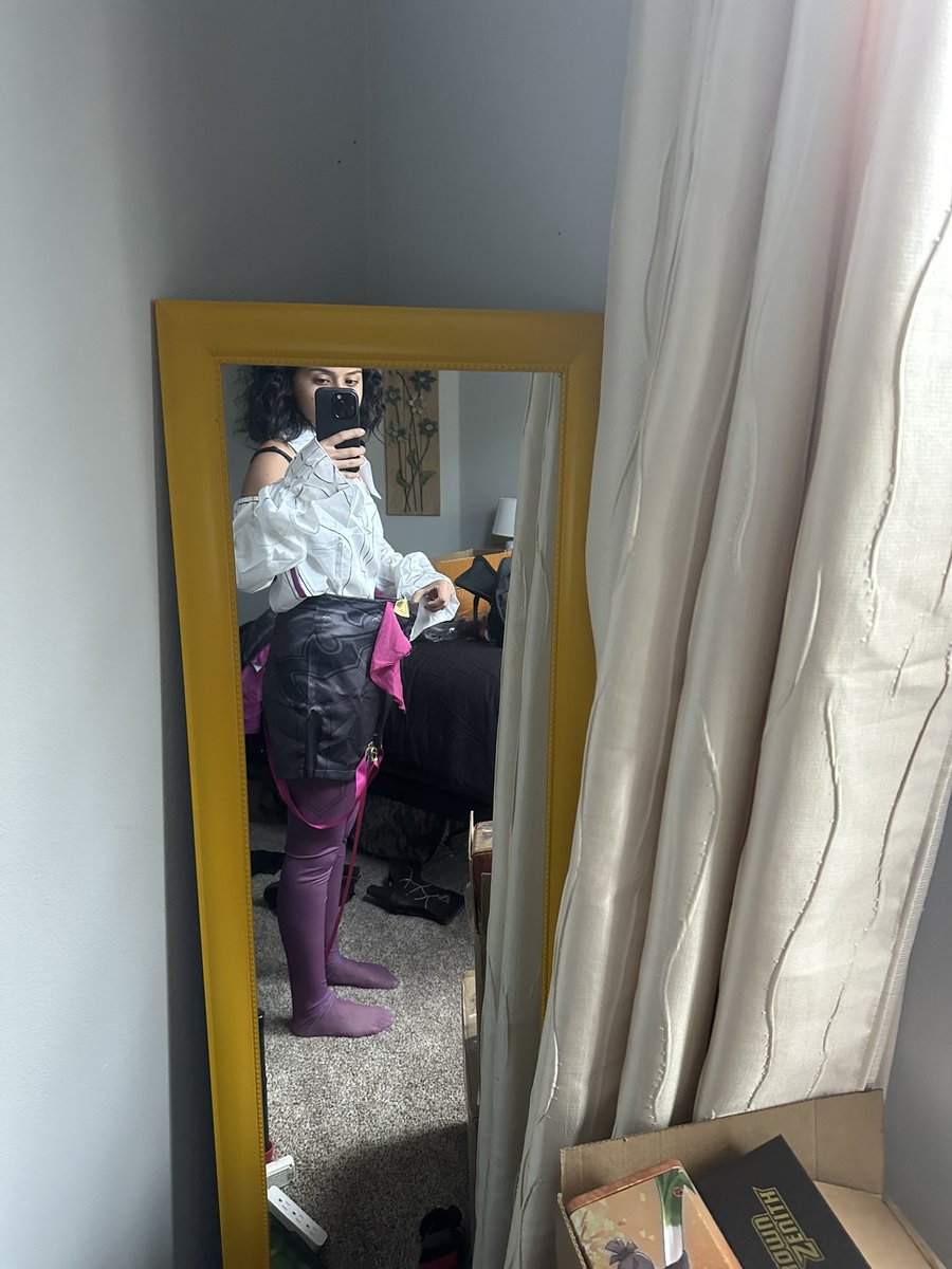 illuminattie_'s tweet photo. EZ Cosplay sucks so bad and I have no idea what to do with this costume that doesn’t even remotely fit me. They’re only offering a 20% refund for the cost “for tailoring” (you can’t tailor this much fabric off without loosing detail) I had content to film this is so frustrating https://t.co/80OvlZd7et