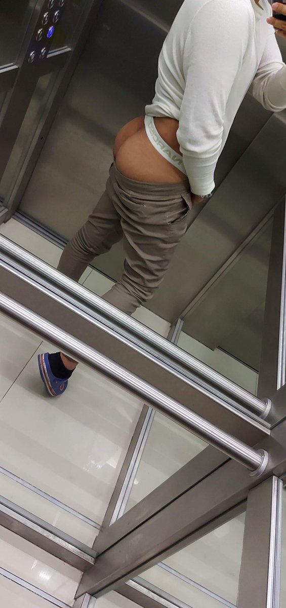 Nunca puede faltar la foto en el ascensor 😏🤭😈