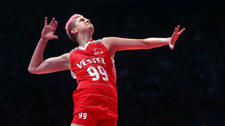 Şerefli Türk Milli Takım formasını üzerinden çıkarmak isteyen edepsizlere inat, muhteşem performansınla yine tüm dünyaya kendini ayakta alkışlattın. Umarım çok acıtmamıştır! Milli gurur diyeceksiniz ❤️👏🇹🇷 #EbrarKarakurt #FileninSultanlari