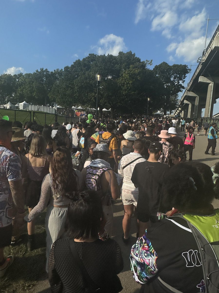 JohnFromOhio7's tweet photo. @ElectricZooNY Gonna miss @frankywahmusic ‘s set because this damn line is a cluster f*** https://t.co/MxappGEVBa