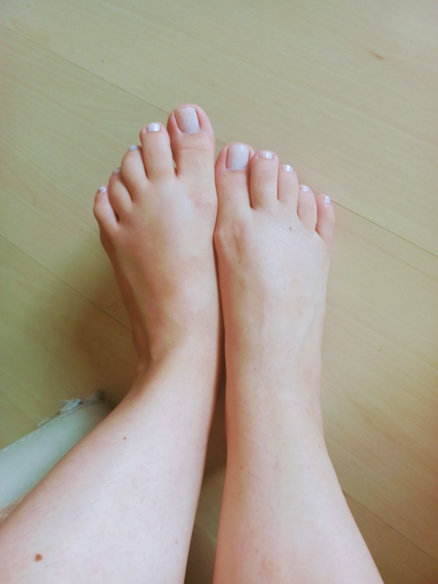 Luizas2lolli's tweet photo. Quem aqui gosta de unhas branquinhas?
#feet_lover #feetpic #feetfethish #podos #feet #podolatriabrasileira #podolatriagay #pés #PINTOSAWARDS #PINTOSAWARDSGAY #unhasdecoradas #feetsoles #pezinhos #footjoob https://t.co/Dv5dCIAGL5