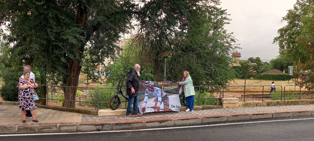 Como no ha acabado muy bien el día en. Al menos una imagen muy bonita de la etapa de hoy de #LaVuelta23  . Abuelos flamencos y caravaqueños.