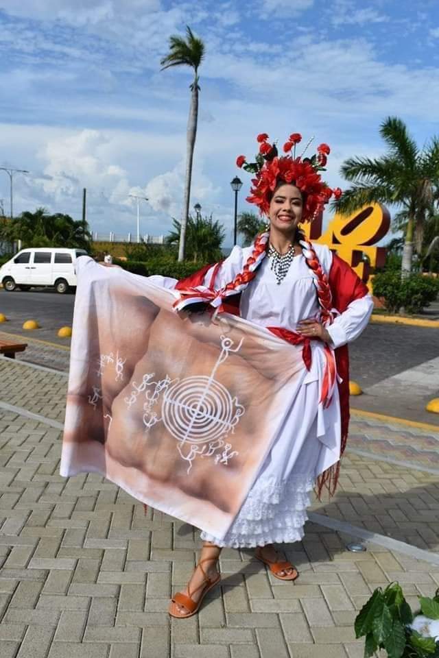 En la categoría costumbres y tradiciones,el departamento de Matagalpa,obtuvo el primer lugar dentro del Concurso Nacional de Huipil, con el traje elaborado por la reconocida diseñadora de Ciudad Dario,Rosibel Mendez. #UnidosEnVictorias #PatriaBenditayLibre