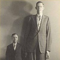 Bizarre_World_'s tweet photo. THE TALLEST MAN OF ALL TIME😳

Robert Wadlow was the tallest man in recorded history, measuring 8 feet 11.1 inches (2.72 m) tall. He was born in Alton, Illinois, in 1918 and died at the age of 22 due to a ruptured internal cyst. Wadlow was known for being gentle and kind. https://t.co/IigfDW1swm