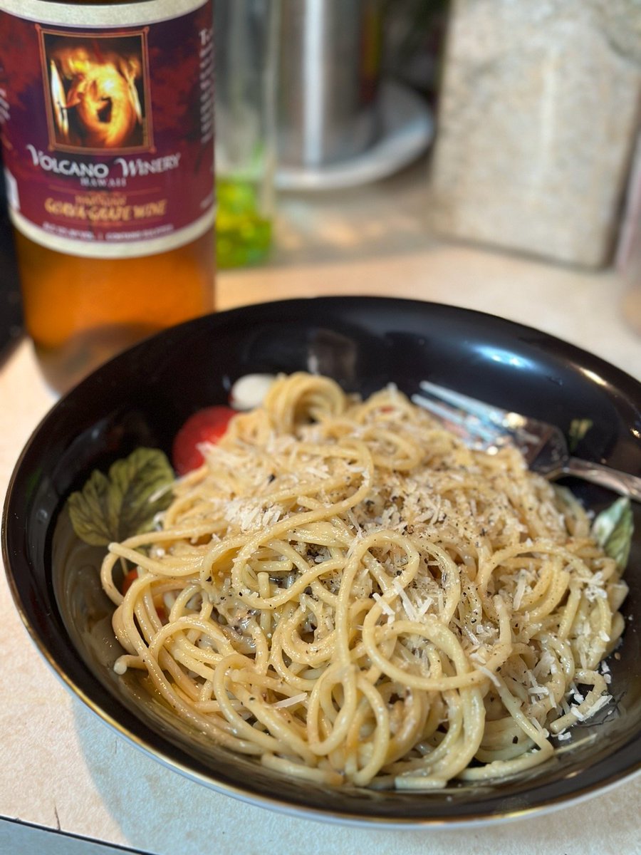 CandiCelebPR's tweet photo. @VolcanoWinery Cacio E Pepe dish paired with Guava Grape.  #wine
#hawaii #pasta #guava #grape #winery #winelover https://t.co/1gd31nv8GW