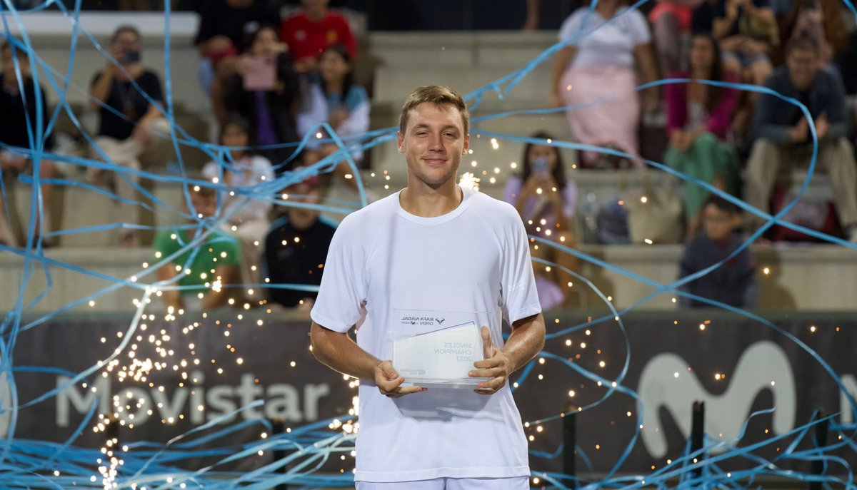 rnadalacademy's tweet photo. 🏆Una 📸 que ya es historia del #RafaNadalOpen by Movistar 🏆

👏🏻 @MedjedovicHamad 👏🏻 https://t.co/6XMaN39cCT