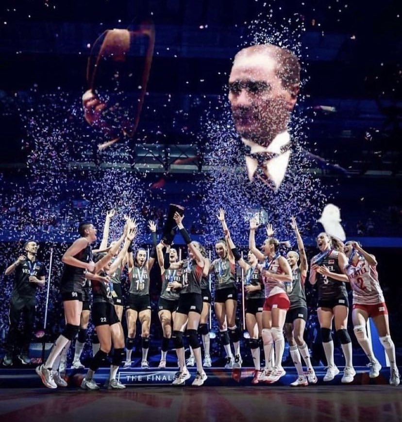 “Ey kahraman Türk kadını! Sen yerde sürünmeye değil, omuzlar üzerinde göklere yükselmeye layıksın” 
MUSTAFA KEMAL ATATÜRK
                          🤍🇹🇷❤️