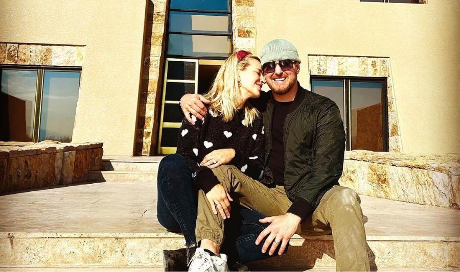 #MichaelBublé y #LuisanaLopilato se despidieron de #Mendoza mostrando el sorpresivo look de la actriz dlvr.it/SvZg1T