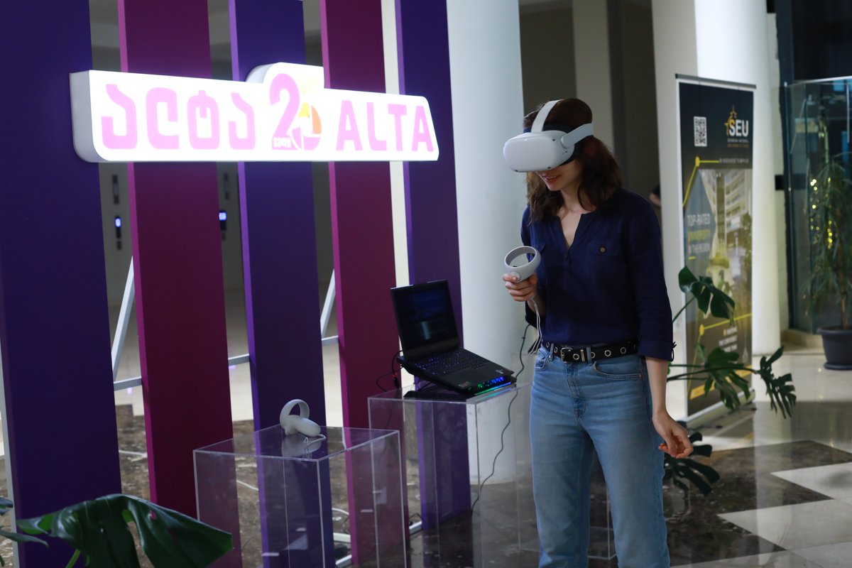 HALF-CHAIN tweet media