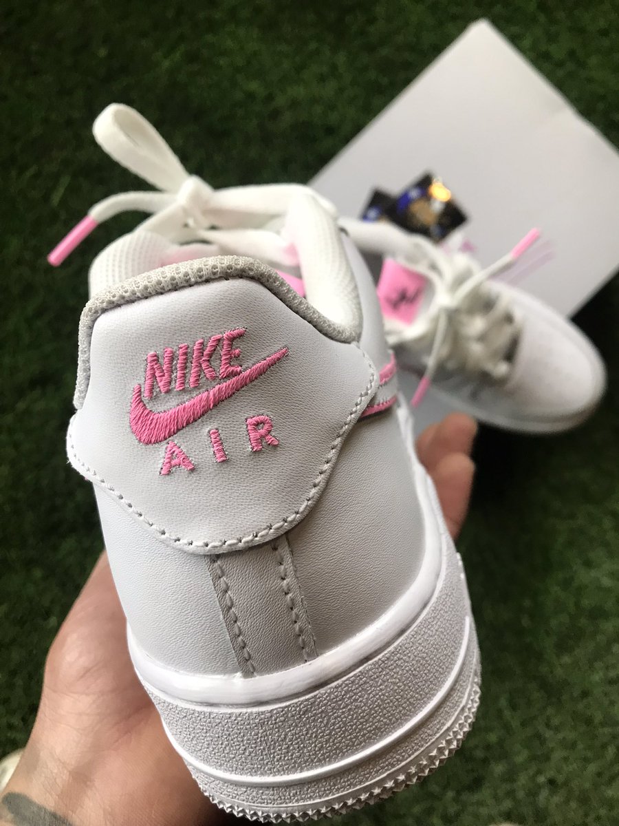 RicooChris13's tweet image. HelloKitty AF1’s 🎀💞💞. AVAILABLE ALL SIZES , SHIPPING WORLDWIDE 📲

#hellokitty #hellokittylover #hellokittycollection #hellokittyaddict #af1 #custom #custommade #shoes #shoesforsale #pink #shippingworldwide✈️🌎
