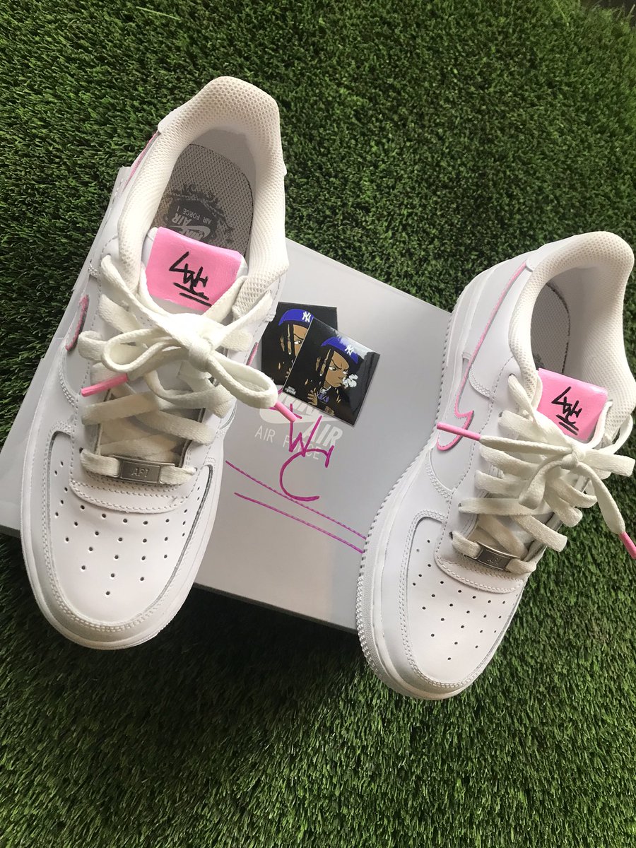 RicooChris13's tweet image. HelloKitty AF1’s 🎀💞💞. AVAILABLE ALL SIZES , SHIPPING WORLDWIDE 📲

#hellokitty #hellokittylover #hellokittycollection #hellokittyaddict #af1 #custom #custommade #shoes #shoesforsale #pink #shippingworldwide✈️🌎