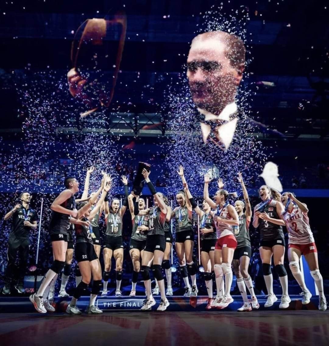 Helal olsun Filenin Sultanları. Boş kafaların anlayamayacağı dolu dolu bir zafer. Hem Sırbistan 'ı, hem de içimizdeki hainleri yendiniz. Tebrikler... 🇹🇷🇹🇷🇹🇷

#FileninSultanlari