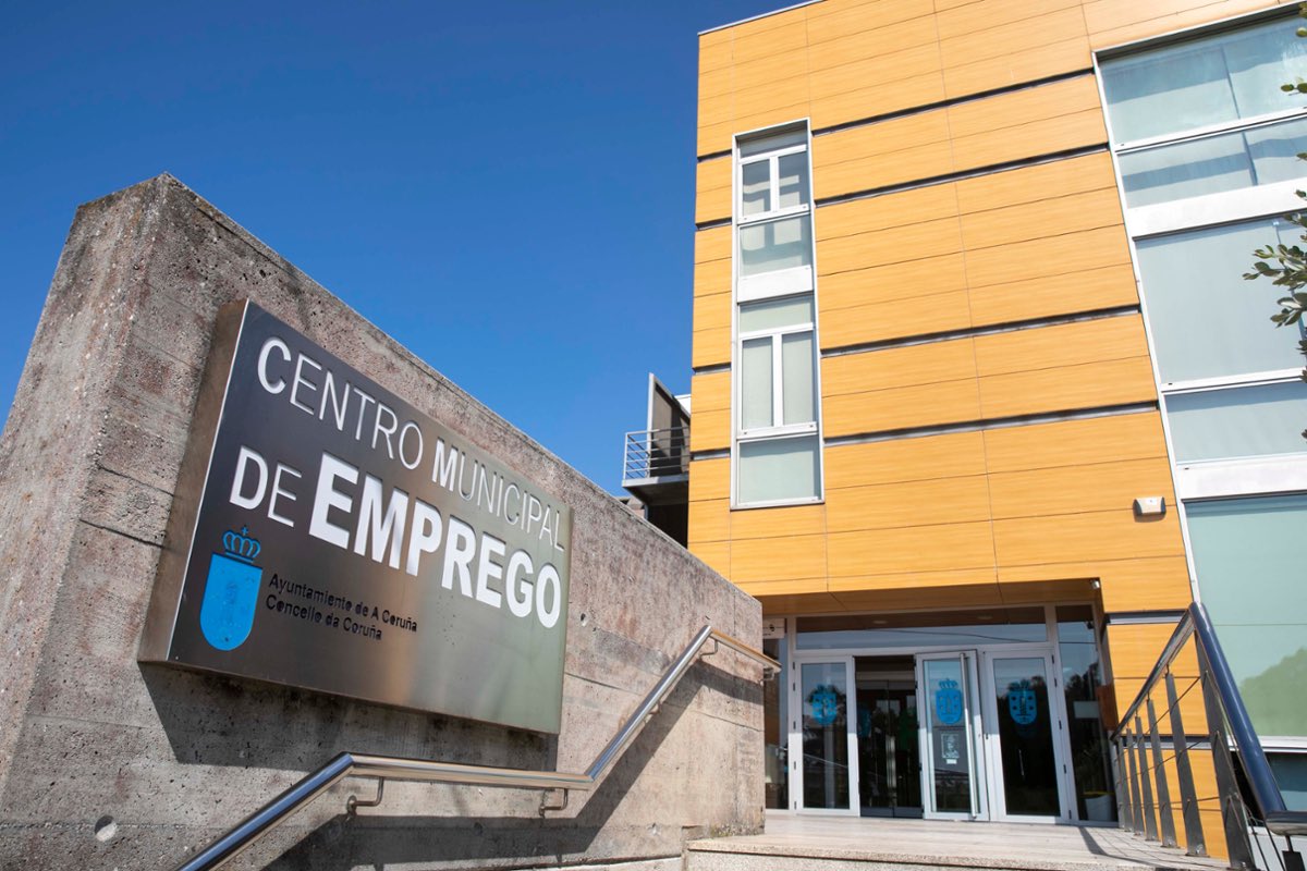 ConcelloCoruna's tweet photo. ✅ O Concello oferta máis de 80 prazas este mes en cursos de formación para persoas desempregadas

🖥️ A formación con máis dispoñibilidade é Ciberseguridade, con 30 prazas e un compromiso de contratación como mínimo do 25% do alumnado

Máis información: https://t.co/Gc8g95iqop https://t.co/43XBmz168N