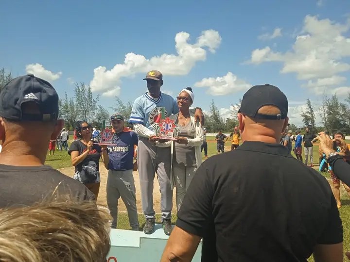 El equipo del Central Héctor Rodríguez de Sagua La Grande, retuvo el título de la Liga Azucarera de Béisbol en Villa Clara, al vencer al Chiquitico Fabregat, de Remedios 3 juegos a 2. <a href="/alfonso_noya/">Alfonso Noya Martínez🇨🇺</a> <a href="/YuzaimaCardona/">Yuzaima Cardona</a> <a href="/YaquedeCuba/">Yaquelin</a> <a href="/oneliocc/">Onelio Castillo Corderí</a> @chamberohoy <a href="/CMontiller/">Osvaldo C. Vento Montiller</a> @Colina_VClara