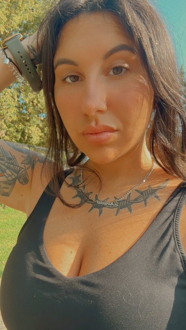 Just wanna remind everyone that I&rsquo;m hot a f https://t.co/zIe3ORDmQG