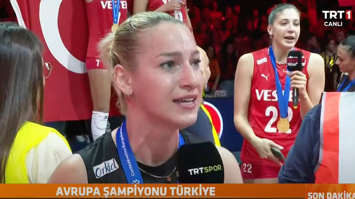 Gizem Örge : Ben oynamadığım zaman babam hep kazandık kazandık kızım derdi,bir gün sen de orada olacaksın demişti.Buradayım baba! Türkiye tarih yazarken ben bugün buradayım!
#FileninSultanları